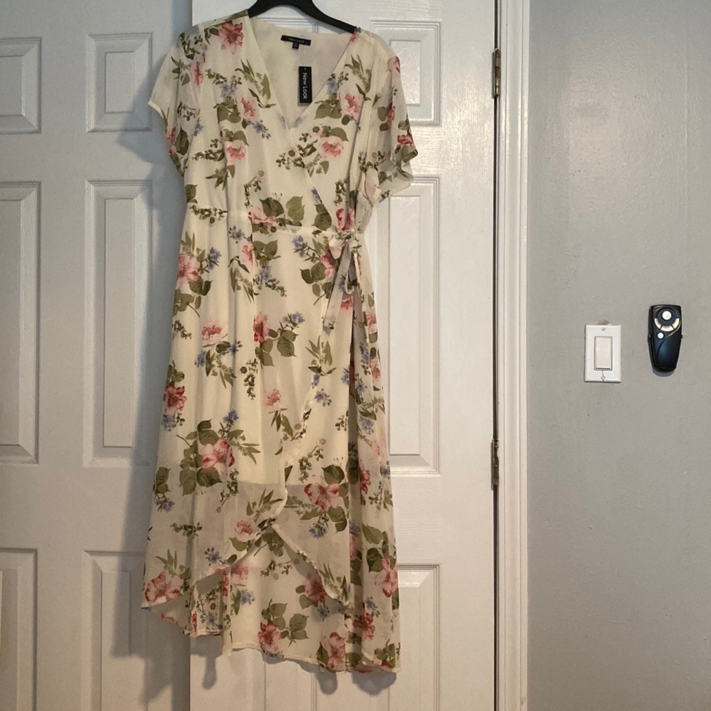 New! Never been worn flower dress - Picture 1 of 1